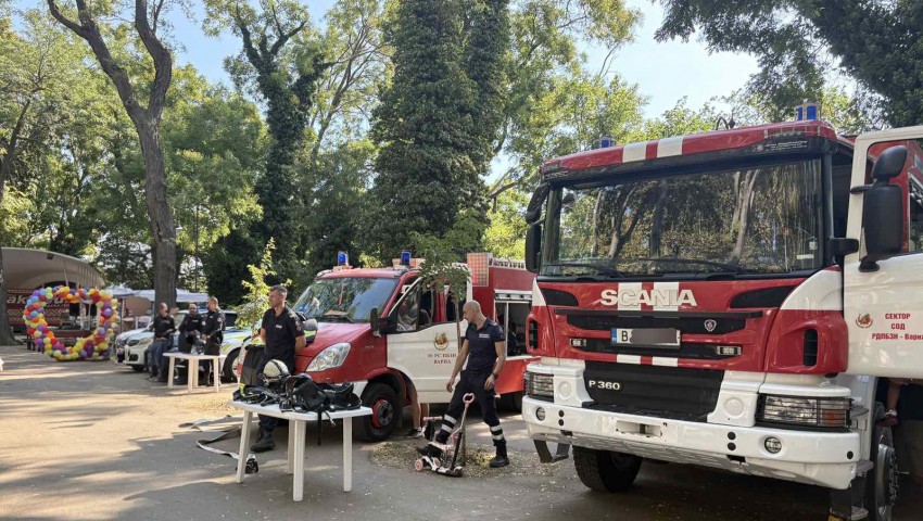 Полицаи и огнеборци се включиха във фестивалите „Порода Любов“ и „Първолашка чуднотека“