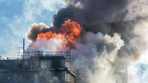 Пожар в склад за изолационни материали в Бяла, има загинал