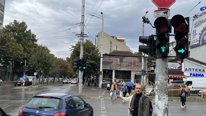 Възстановена е дясната секция и на кръстовището на бул. „Цар Освободител“ и бул. „Осми приморски полк“