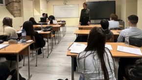 Варненски гимназисти влязоха в пряк диалог със съдия Таня Димитрова по реални казуси от правото